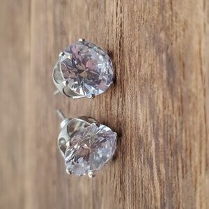 Moissanite stud earrings E438
